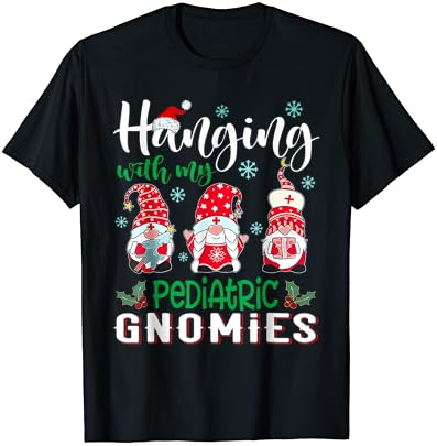 Benim pediatrik Gnomies hemşire Noel Santa şapka T-Shirt ile asılı